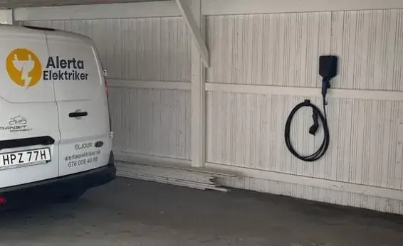 Elektriker installerar en laddbox för elbil