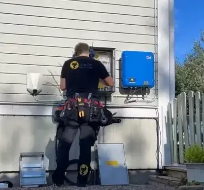 Elektriker planerar ett elarbete tillsammans med kund